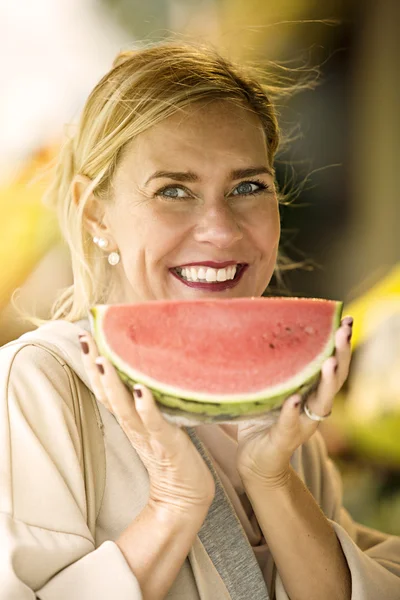 Retrato de una mujer sosteniendo un melón —  Fotos de Stock