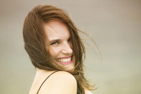 Portrét usměvavá brunetka mladé ženy — Stock fotografie