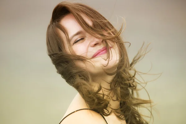 Gözleri kapalı genç bir kadının portresi.