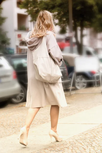 Femme blonde marchant dans la rue — Photo