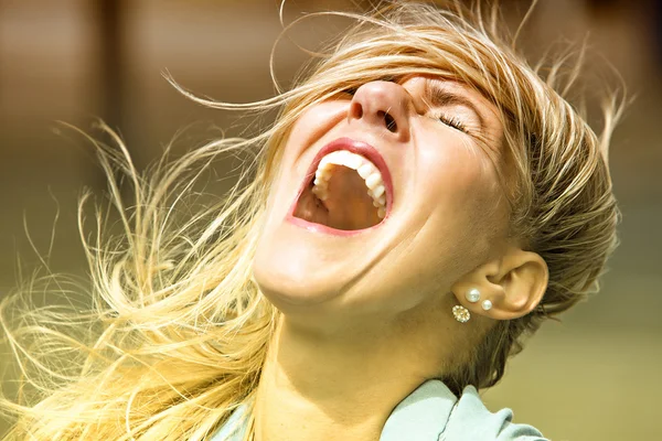 Retrato de la mujer riendo con los ojos cerrados — Foto de Stock