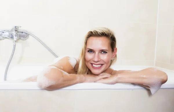 Mulher na banheira — Fotografia de Stock