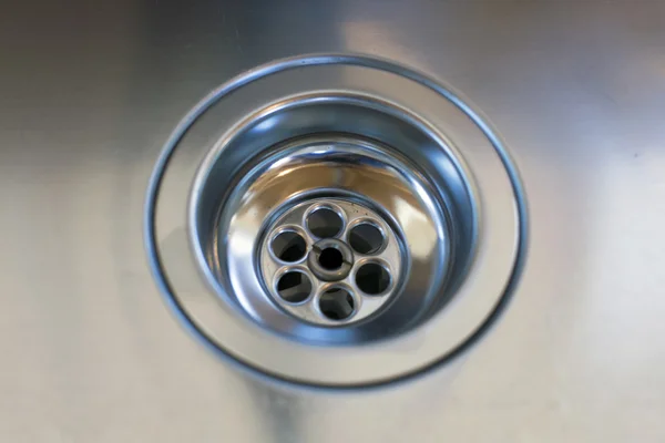 Tutup dari stainless steel sink plug hole — Stok Foto