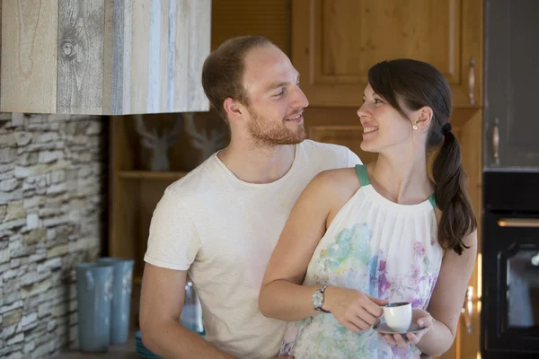 Joven pareja en cocina mirando el uno al otro —  Fotos de Stock