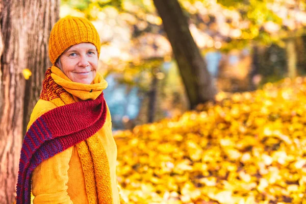Porträtt Kvinna Årsåldern Promenader Parken Hösten — Stockfoto