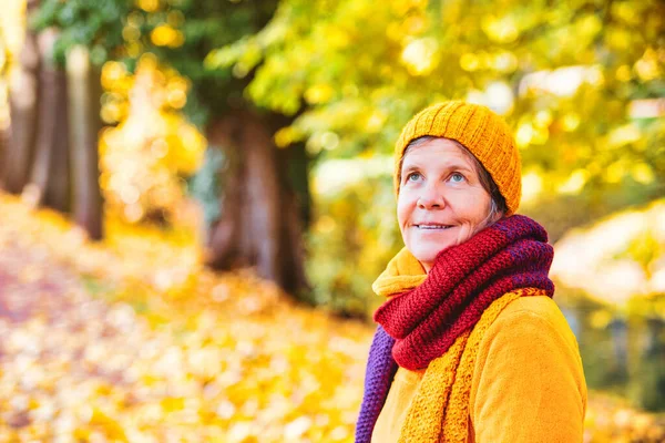 Retrato Mulher Seus Anos Andando Parque Outono — Fotografia de Stock