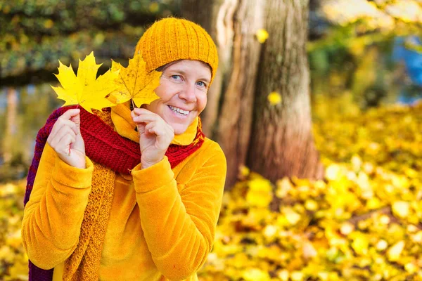 Porträtt Kvinna Årsåldern Stående Parken Hösten Och Leker Med Löv — Stockfoto