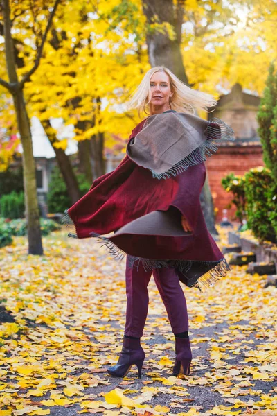 Blond Kvinna Rock Står Utomhus Parken Hösten Och Snurrar Runt — Stockfoto