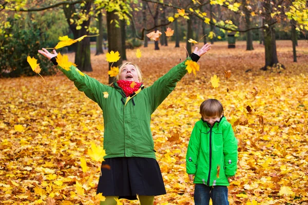 Ung Mor Och Pojke Står Parken Hösten Och Kasta Löv — Stockfoto