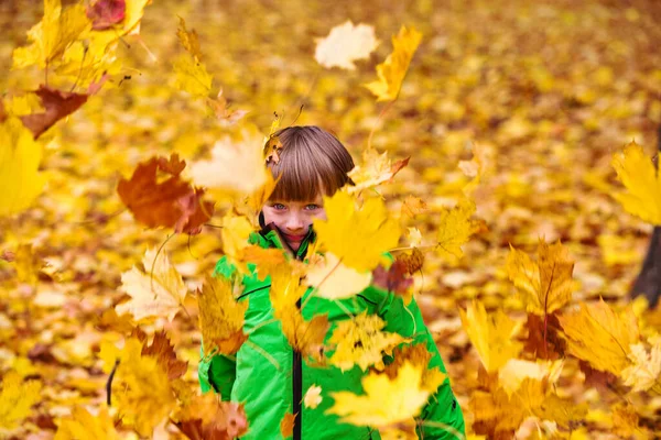 Portret Młodego Chłopca Stojącego Jesienią Parku Podczas Gdy Liście Spadają — Zdjęcie stockowe