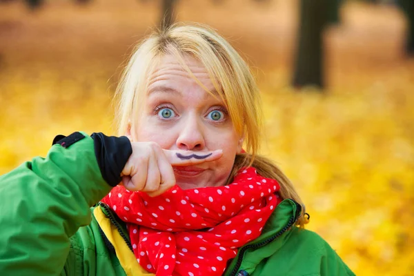 Portrait Drôle Jeune Femme Dans Parc Automne Avec Moustache Peinte — Photo