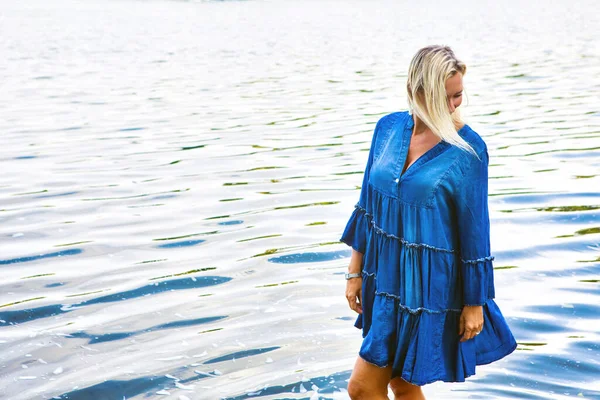 Blond Vrouw Een Blauwe Jurk Staan Water Met Rubber Laarzen — Stockfoto