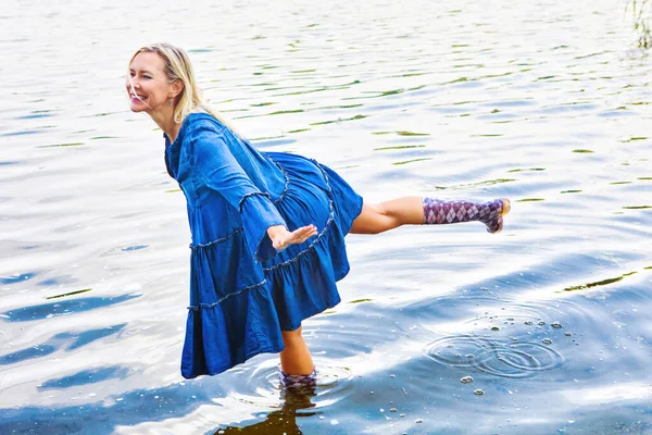 Mujer Rubia Vestido Azul Pie Agua Con Botas Goma —  Fotos de Stock