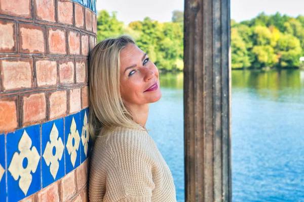 Blond Woman Leaning Wall Lake Enjoying Sun — Stock Photo, Image