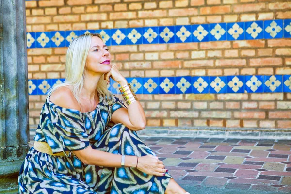 Портрет Блондинки Красочном Платье Сидящей Улице Столба — стоковое фото