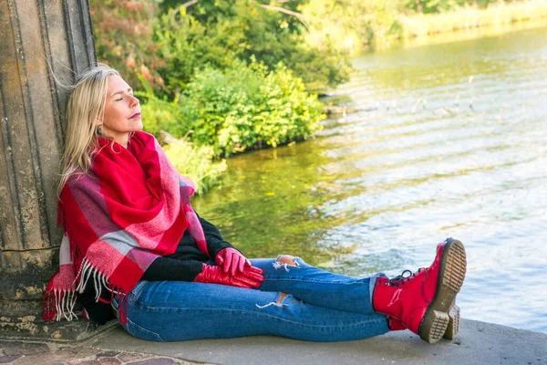 Blond Vrouw Jeans Grote Rode Sjaal Zitten Buiten Bij Een — Stockfoto