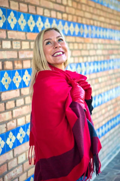 Retrato Mujer Rubia Aire Libre Junto Pared Colores Otoño — Foto de Stock