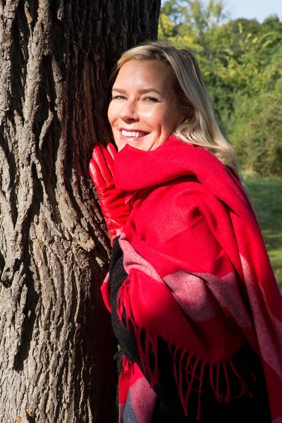 Femme Blonde Dans Quarantaine Étreignant Arbre Avec Des Gants Rouges — Photo