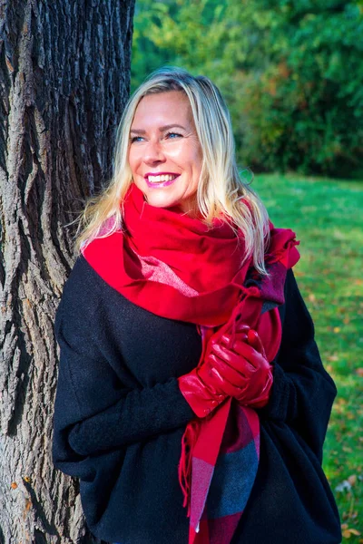 Retrato Mujer Rubia Con Bufanda Roja Guantes Pie Junto Árbol —  Fotos de Stock