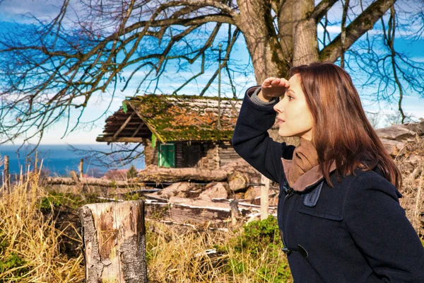 Młoda Brunetka Kobieta Stojąc Zewnątrz Jesienią Ciesząc Się Widokiem — Zdjęcie stockowe