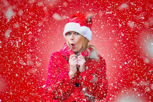 Donna Bionda Vestita Babbo Natale Sfondo Rosso Tanta Neve — Foto Stock