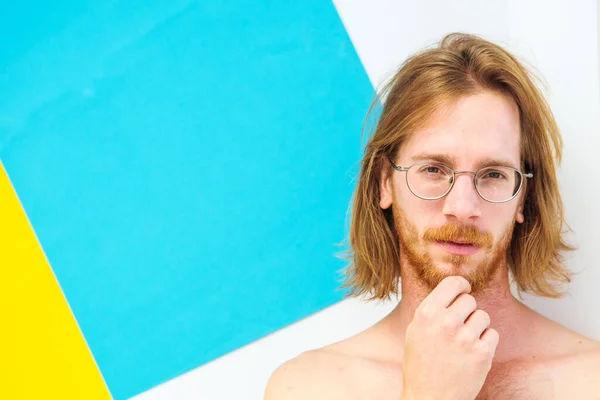 Retrato Belo Jovem Ruivo Olhando Pensativo — Fotografia de Stock