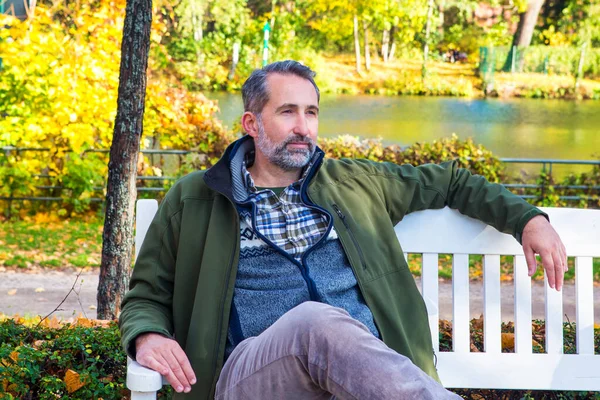 Hombre Guapo Sus Años Sentado Banco Parque Otoño —  Fotos de Stock