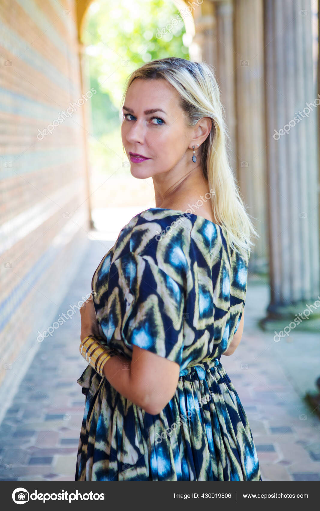 40多岁的金发女人站在墙边的画像 图库照片 C Wernerimages 40多岁的金发女人站在墙边的画像 图库照片 C Wernerimages