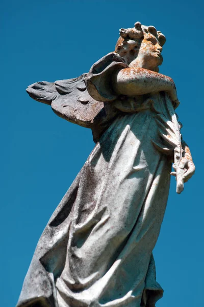 Skulptur Eines Engels Mit Blauem Himmel Hintergrund — Stockfoto