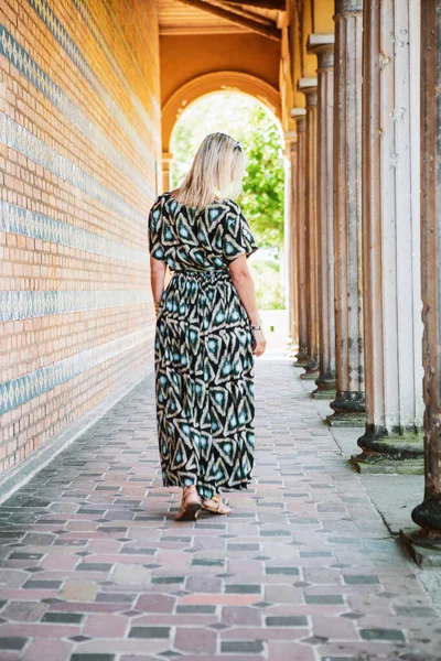 Face Arrière Une Femme Blonde Robe Bleue Debout Côté Piliers — Photo