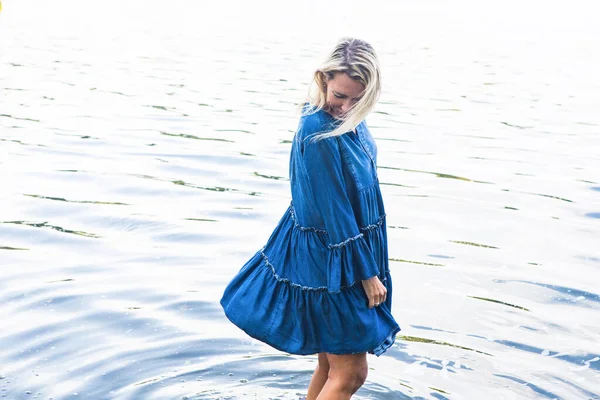 Блондинка Синем Платье Стоящая Воде — стоковое фото