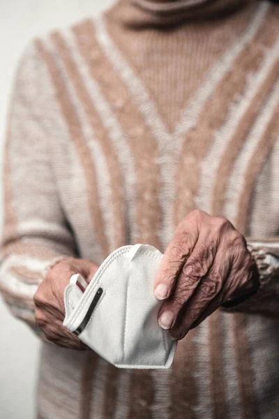 Nahaufnahme Älterer Frauenhände Mit Gesichtsmaske — Stockfoto