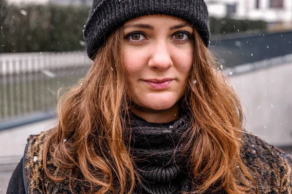 Portrait Young Brunette Woman Outdoors Snowy Day — Stock Photo, Image