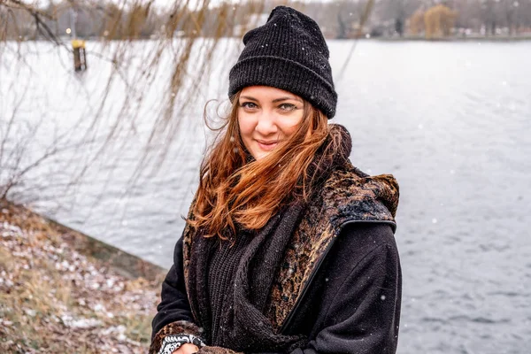 Portrait Smiling Young Woman Standing Lake Snowy Day — Stock Photo, Image