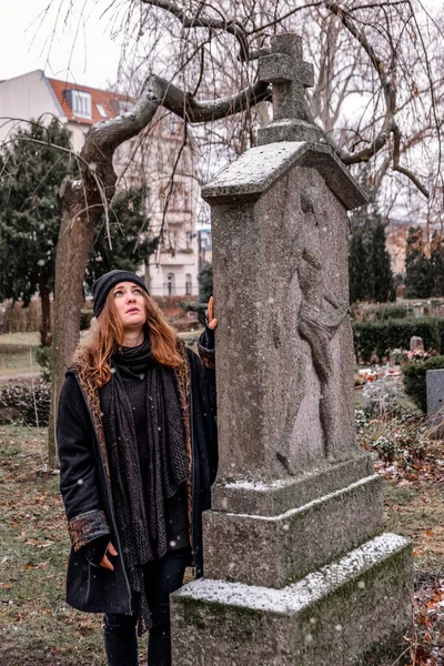 Smutná Mladá Brunetka Žena Stojící Zasněžený Den Vedle Hrobu — Stock fotografie