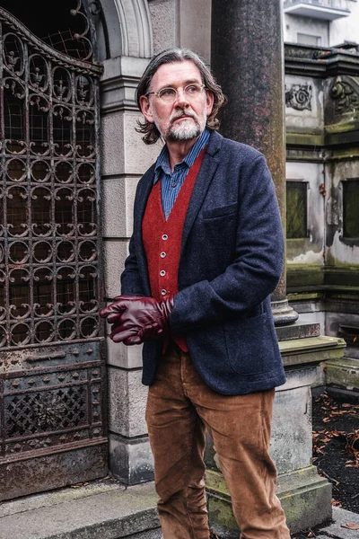 Homem Bonito Seus Anos Sepultura Cemitério — Fotografia de Stock