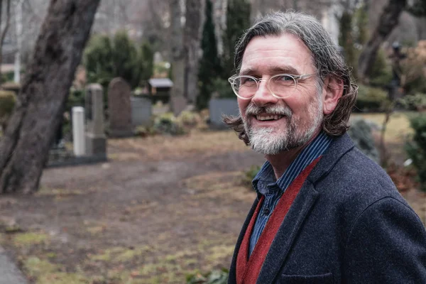 Retrato Homem Bonito Seus Anos Cemitério Fora Sorrindo — Fotografia de Stock