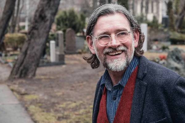 Retrato Homem Bonito Seus Anos Cemitério Fora Sorrindo — Fotografia de Stock