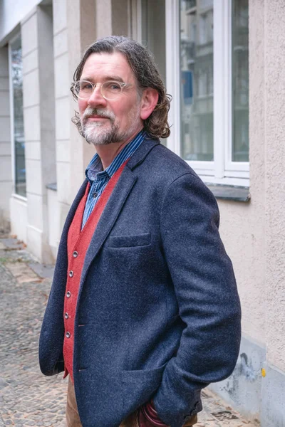 Retrato Hombre Guapo Unos Años Parado Frente Edificio — Foto de Stock