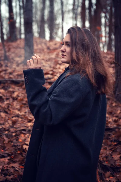 Joven Morena Mujer Fumando Cigarrillo Bosque Otoño —  Fotos de Stock