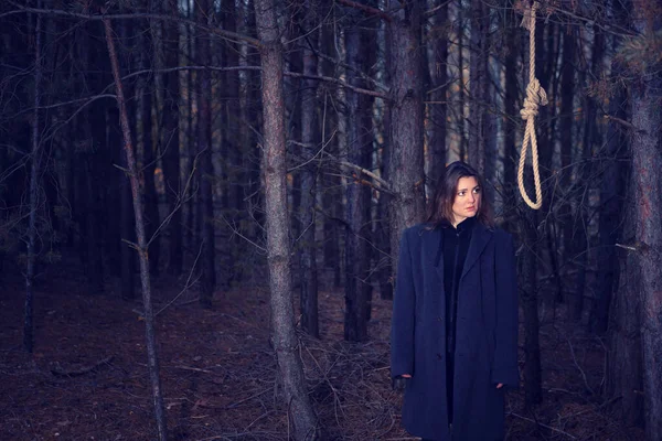 Μελαχρινή Γυναίκα Παλτό Στέκεται Στο Δάσος Δίπλα Στην Αγχόνη — Φωτογραφία Αρχείου