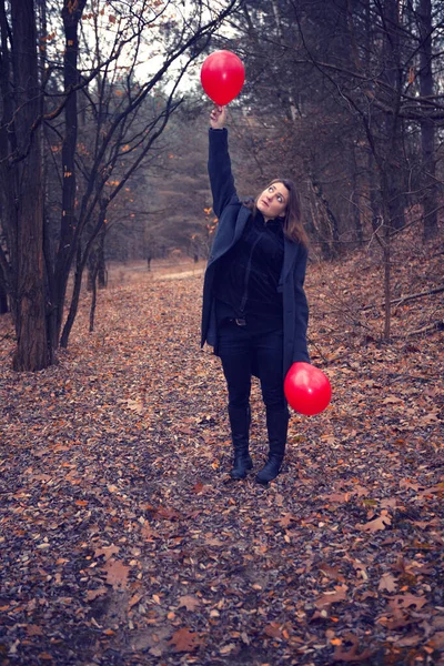 Mujer Joven Abrigo Negro Con Dos Globos Rojos Bosque Otoño —  Fotos de Stock