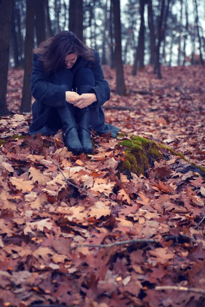 Jonge Vrouw Zit Alleen Het Midden Van Een Bos Herfst — Stockfoto