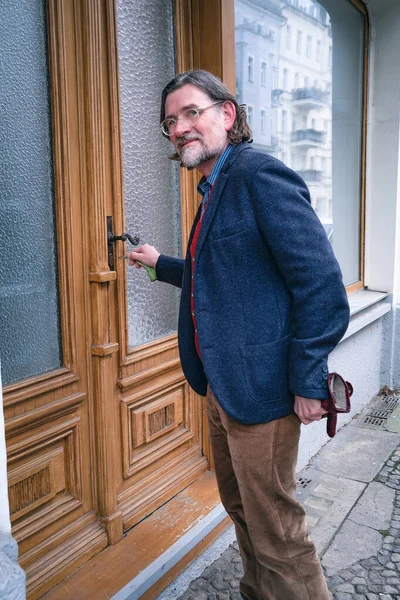 50多岁的英俊男子在大楼门口 — 图库照片