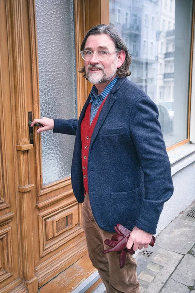 Hombre Guapo Sus Años Fuera Entrada Del Edificio — Foto de Stock