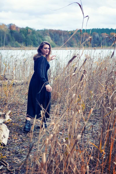 Morena Mujer Vestido Negro Ser Lago Buscando Asustado —  Fotos de Stock