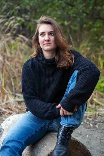 Portrait Brunette Woman Sitting Outdoors Autumn — Stock Photo, Image