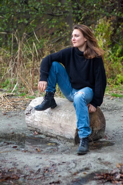 Portrait Brunette Woman Sitting Outdoors Autumn — Stock Photo, Image