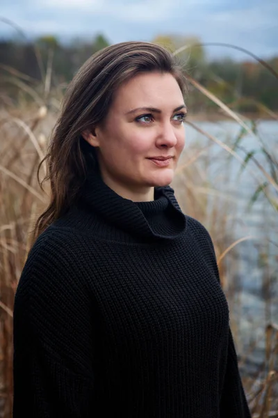 Porträtt Brunett Ung Kvinna Står Utomhus Naturen — Stockfoto