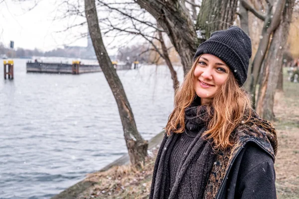 Portrait Smiling Young Woman Standing Lake Snowy Day — Stock Photo, Image